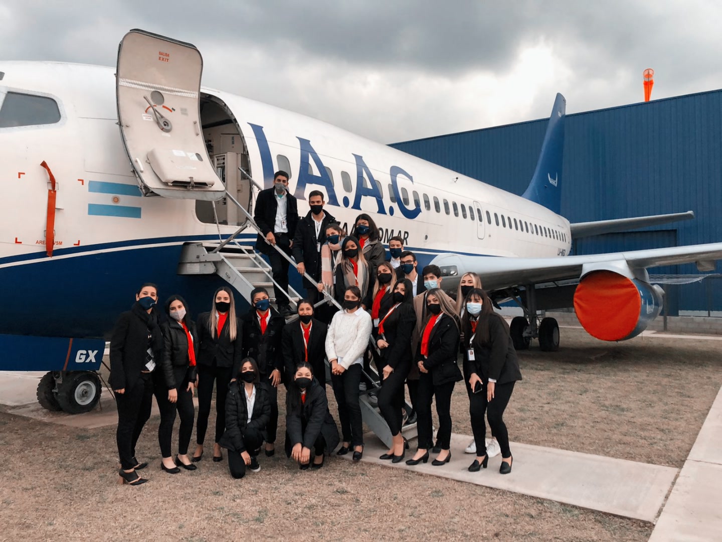 Estudiantes de Tripulantes de Cabina con avión IAAC